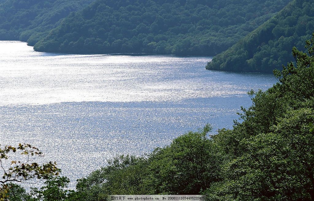 山水剪影 山 山戀 樹木 樹林 森林 湖 湖水 湖畔 自然景觀 山水風景